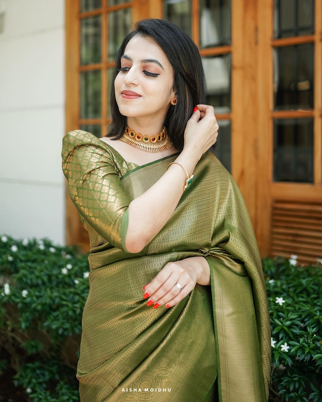 Easy on the eyes Green Soft Silk Saree With Improbable Blouse Piece