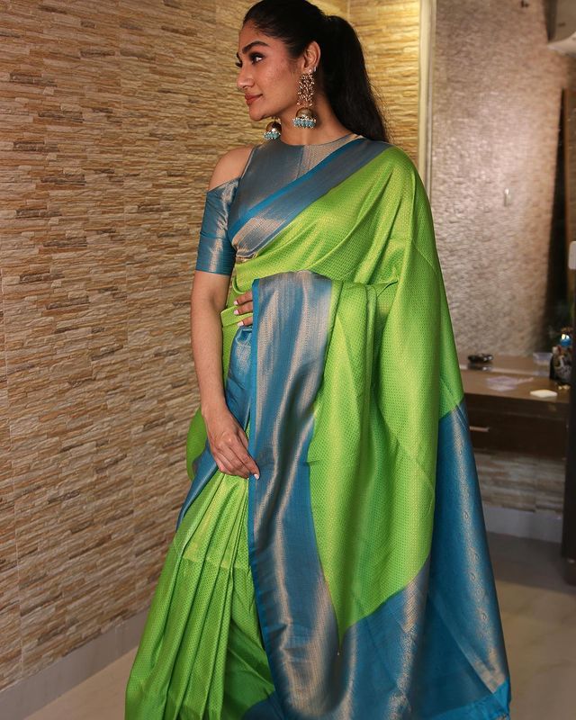 Confounding Parrot Soft Silk Saree With Gratifying Blouse Piece