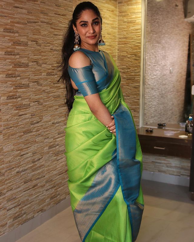 Confounding Parrot Soft Silk Saree With Gratifying Blouse Piece