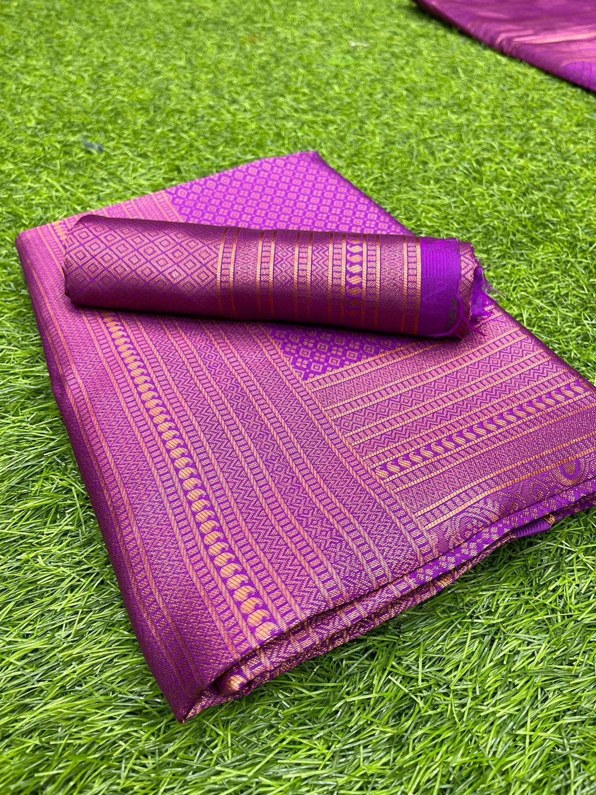 Amiable Purple Soft Silk Saree with Symmetrical Blouse Piece