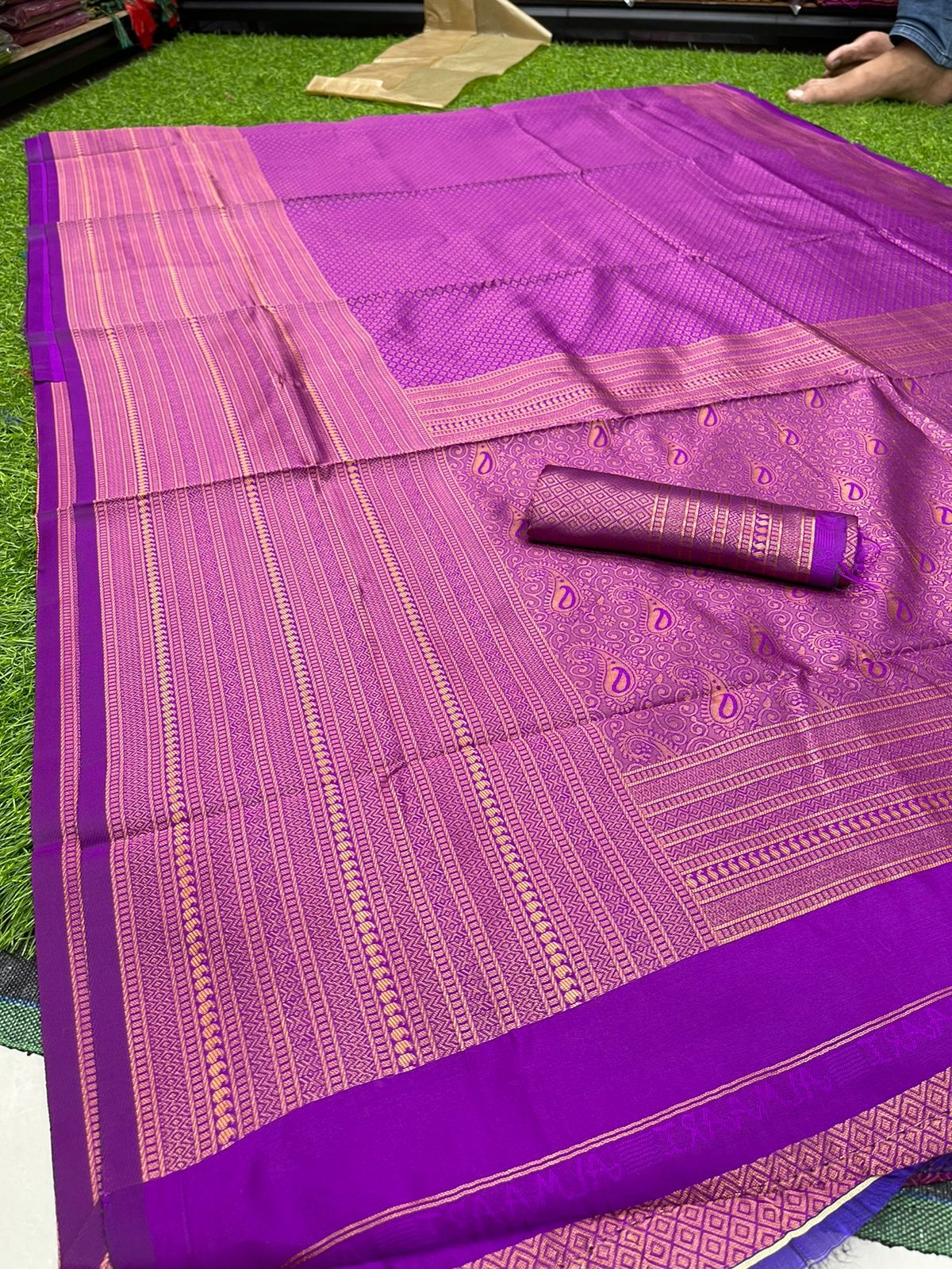 Amiable Purple Soft Silk Saree with Symmetrical Blouse Piece