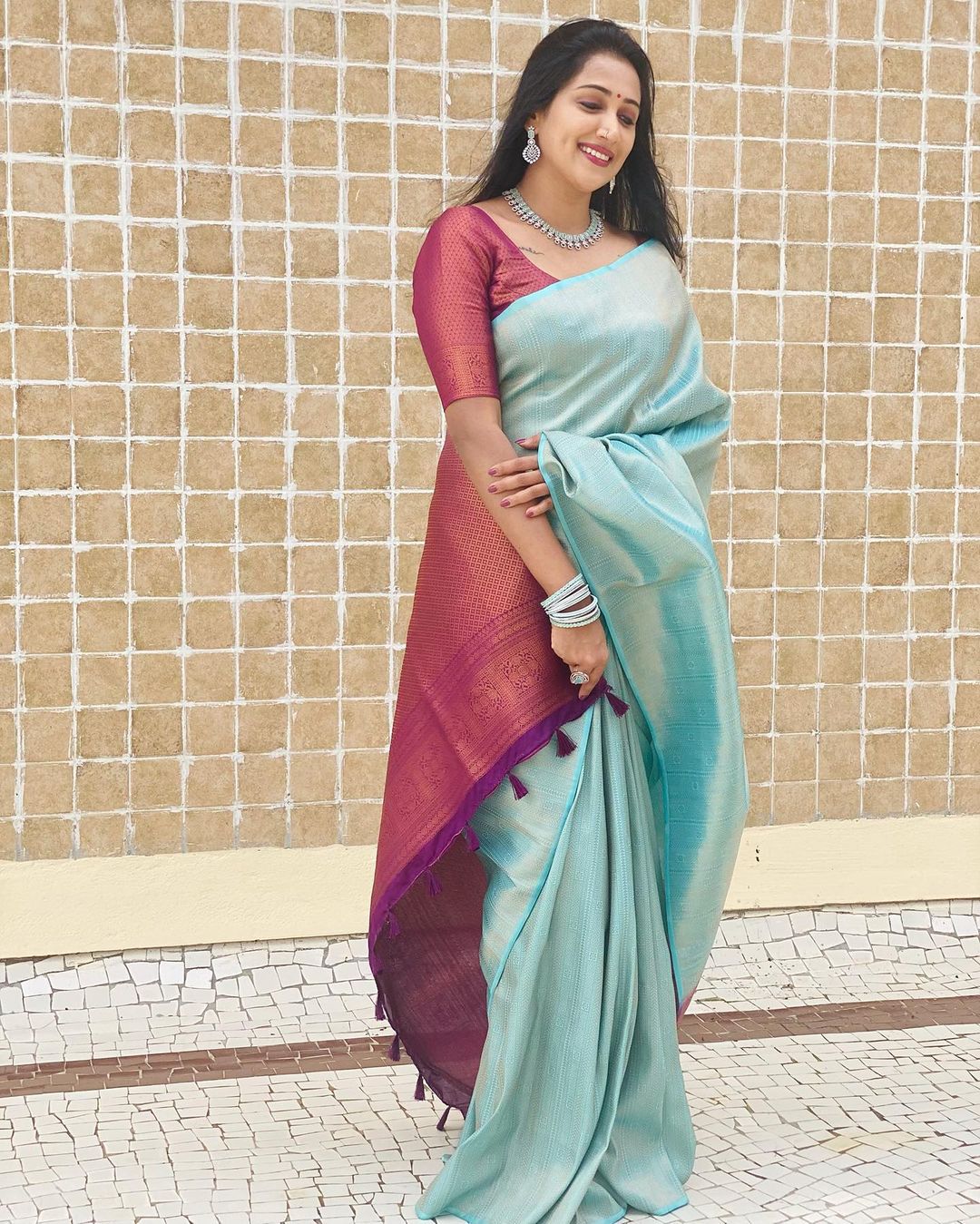 Susurrous Firozi Soft Silk Saree with Delectable Blouse Piece