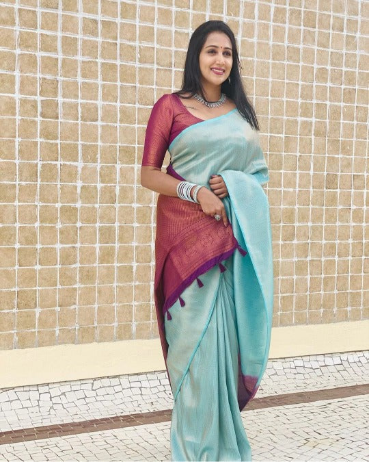 Susurrous Firozi Soft Silk Saree with Delectable Blouse Piece