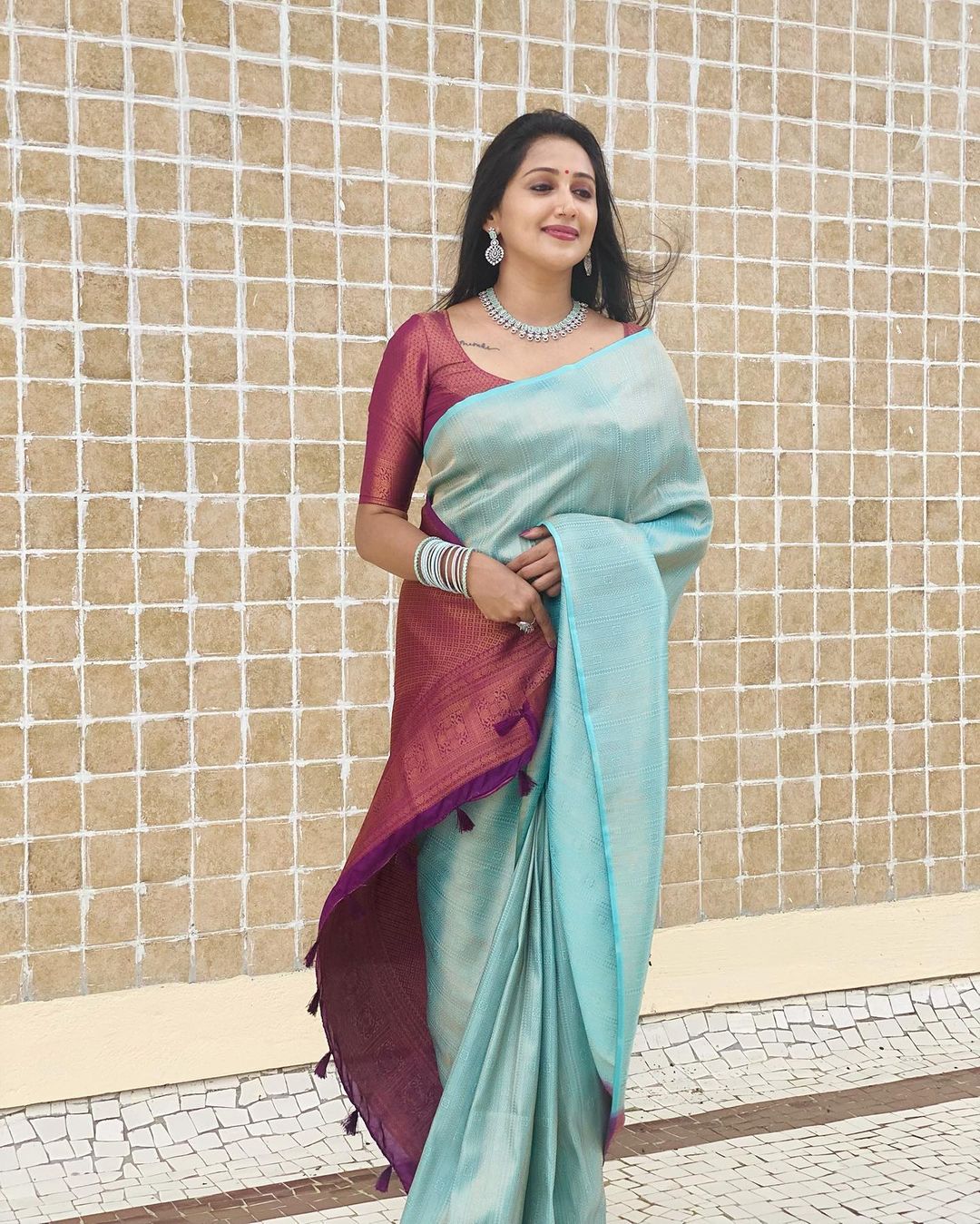 Susurrous Firozi Soft Silk Saree with Delectable Blouse Piece