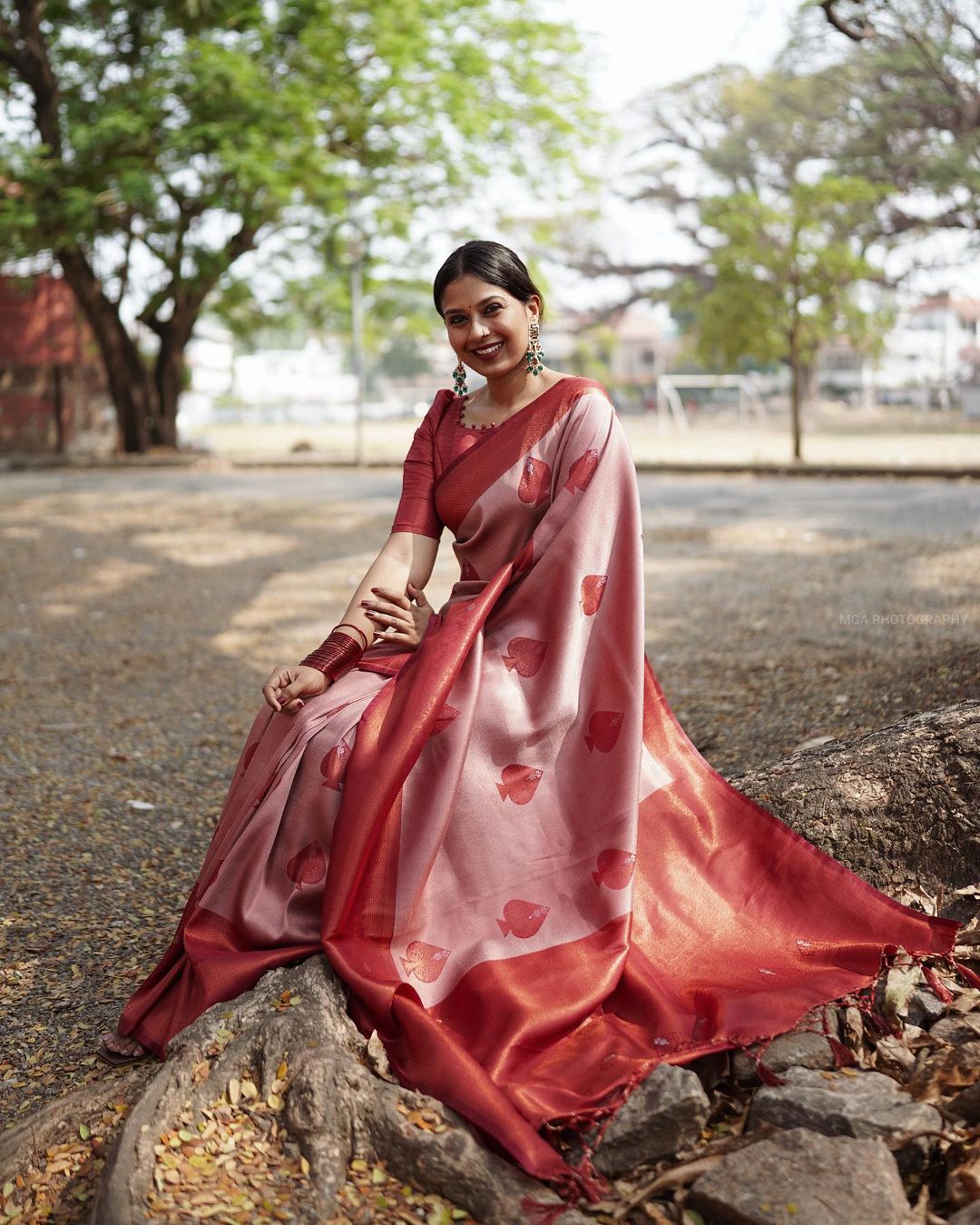 Pleasant Pink Soft Silk Saree With Fancifull Blouse Piece