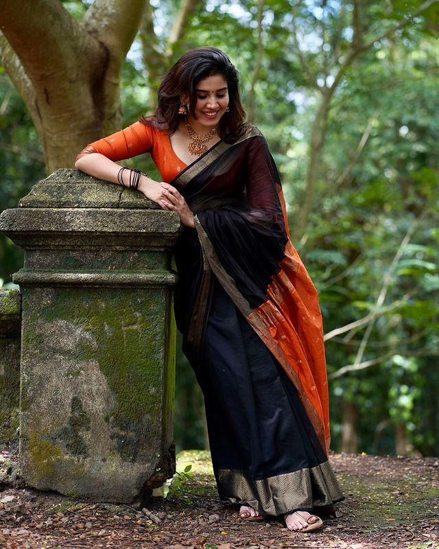 Ethnic Black Soft Silk Saree With Bewitching Blouse Piece