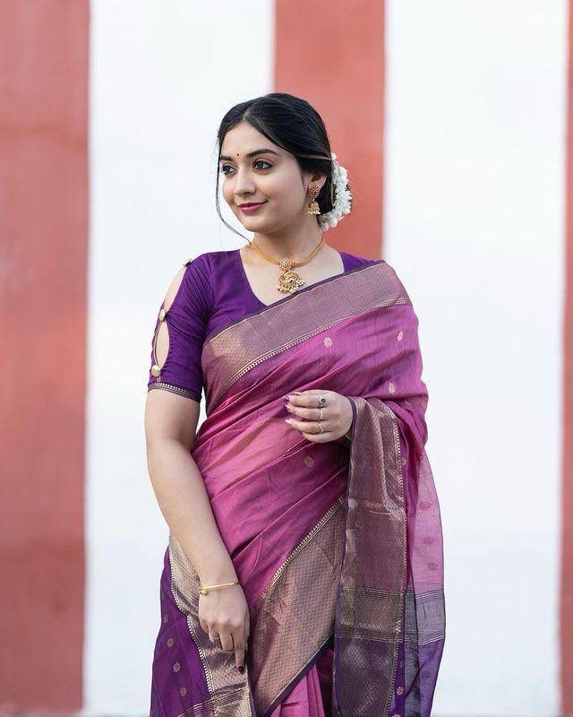 Engrossing Lavendor Soft Silk Saree With Comely Blouse Piece