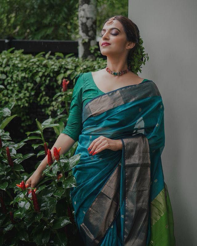 Breathtaking Rama Soft Silk Saree With Divine Blouse Piece