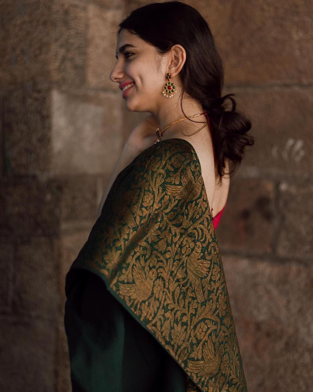 Tremendous Green Soft Silk Saree With Unequalled Blouse Piece