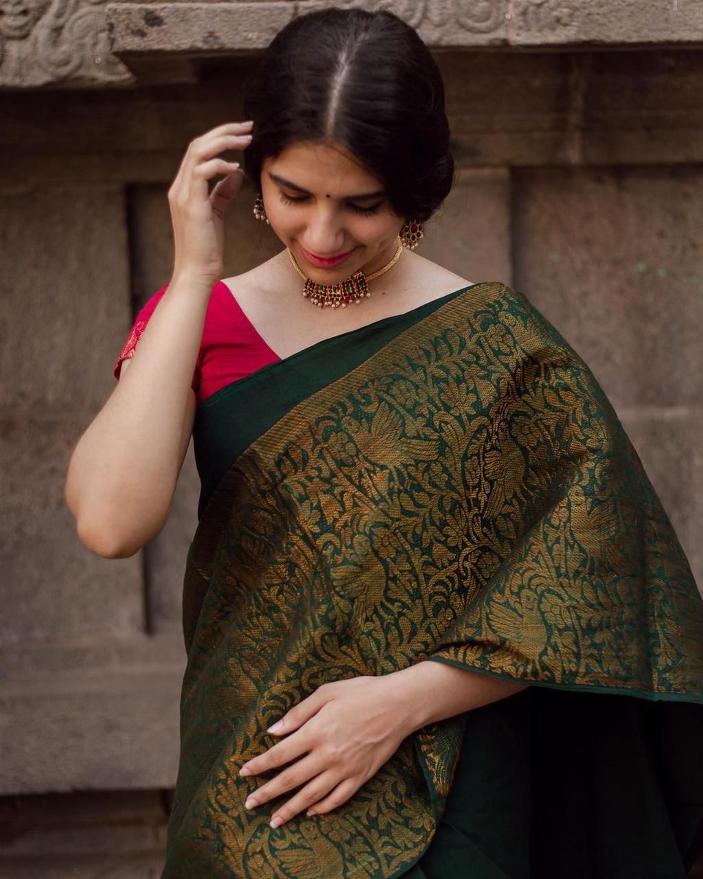 Tremendous Green Soft Silk Saree With Unequalled Blouse Piece