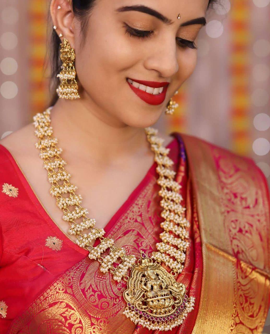 Glowing Red Soft Banarasi Silk Saree With Bewitching Blouse Piece