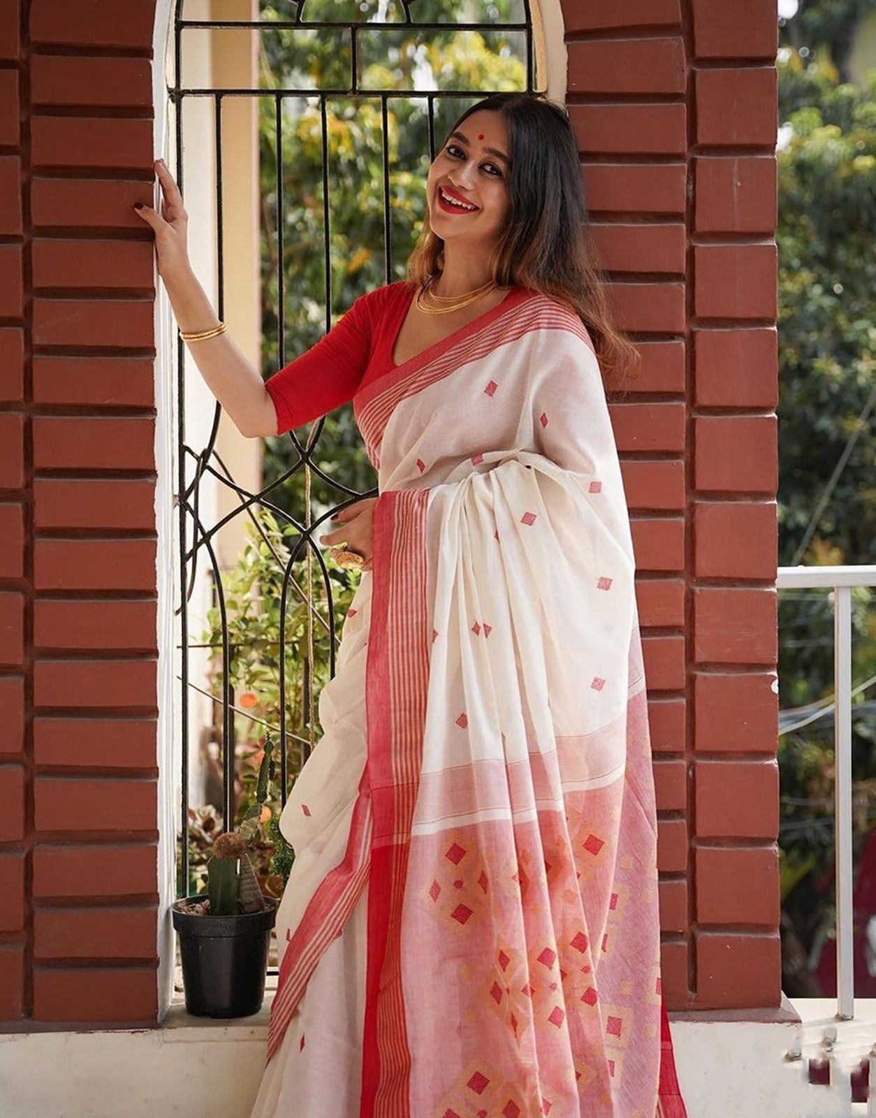 Deserving Off White Cotton Silk Saree With Classic Blouse Piece