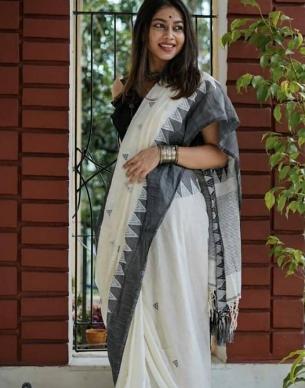 Mesmerising Off White Cotton Silk Saree With Flameboyant Blouse Piece