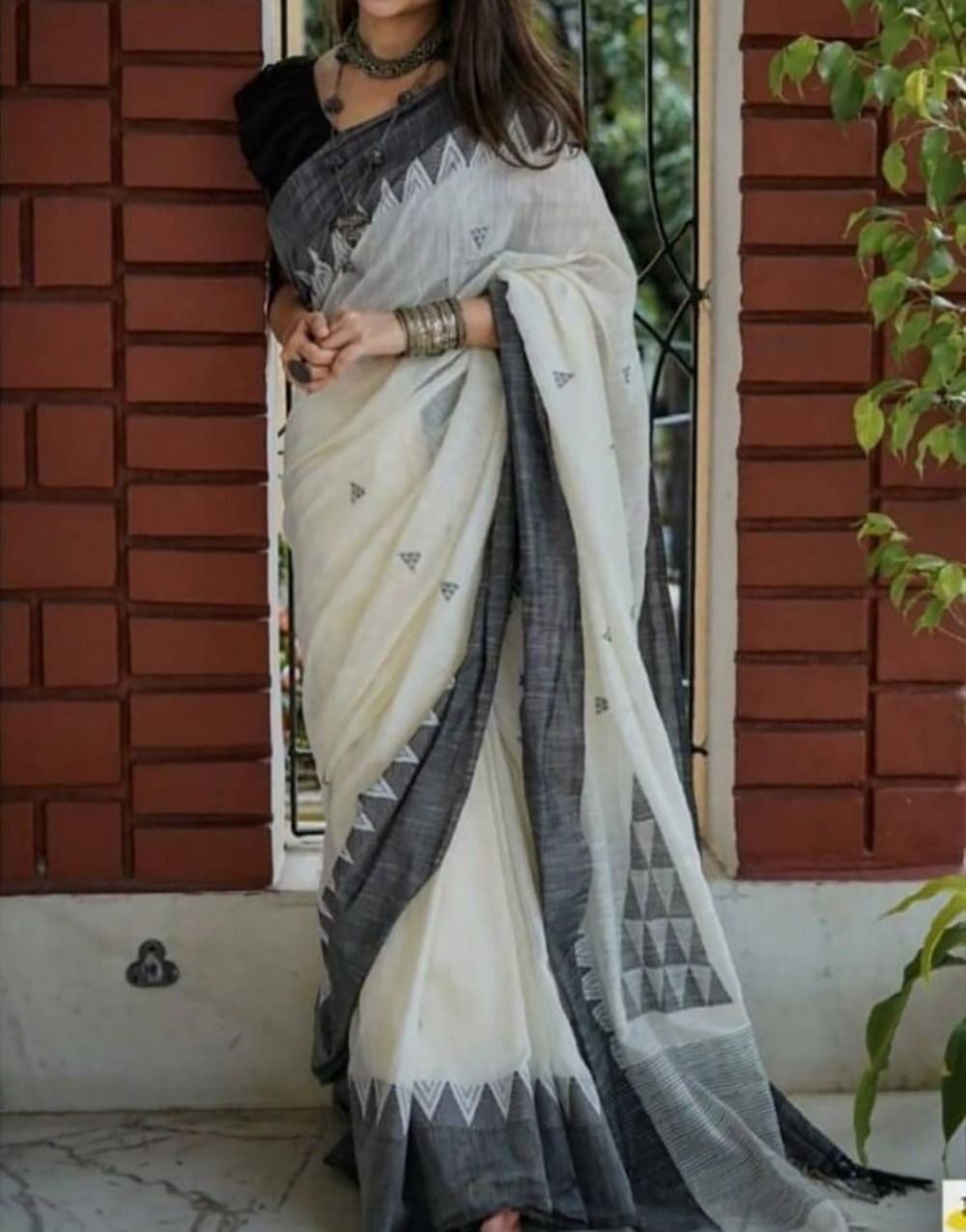 Mesmerising Off White Cotton Silk Saree With Flameboyant Blouse Piece