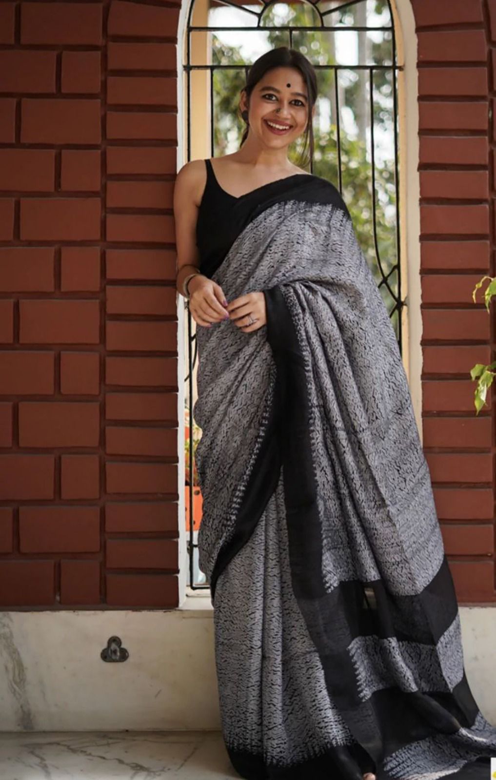 Luxuriant Grey Cotton Silk Saree With Exemplary Blouse Piece