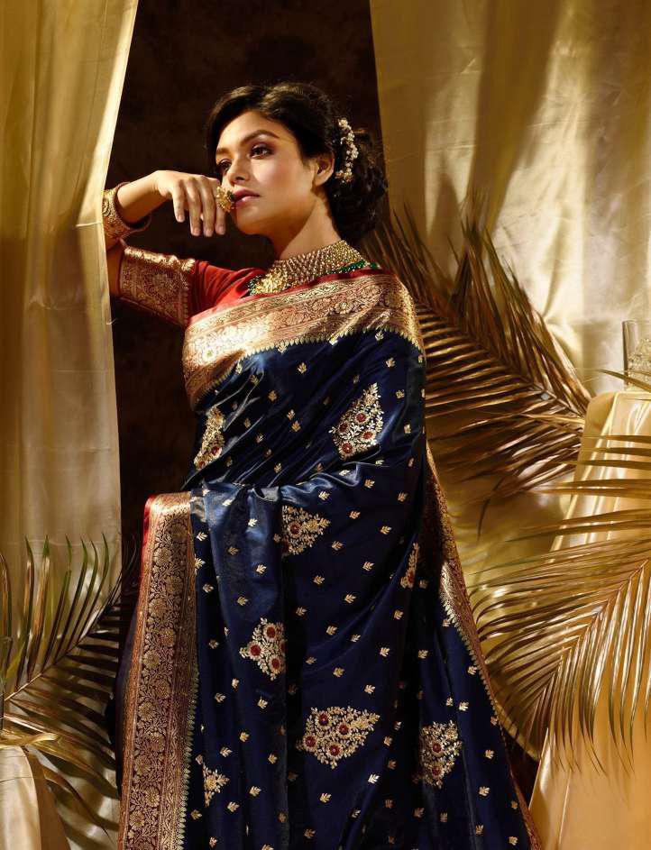 Sonorous Navy Blue Soft Silk Saree With Unequalled Blouse Piece