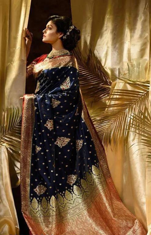 Sonorous Navy Blue Soft Silk Saree With Unequalled Blouse Piece