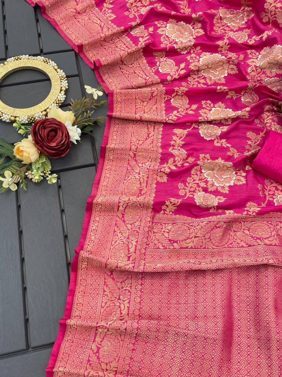 Enigmatic Dark Pink Soft Banarasi Silk Saree With Desirable Blouse Piece