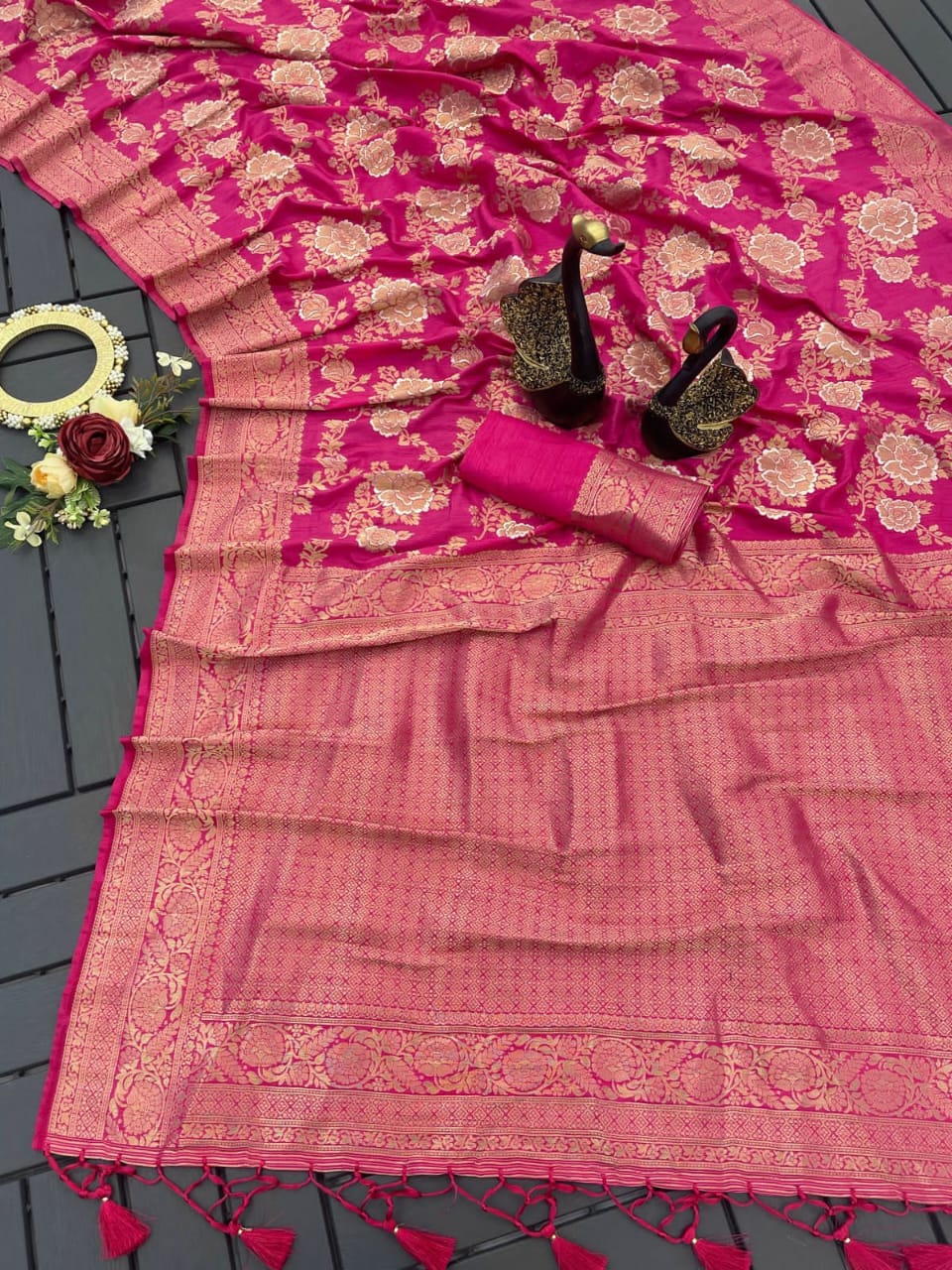 Enigmatic Dark Pink Soft Banarasi Silk Saree With Desirable Blouse Piece