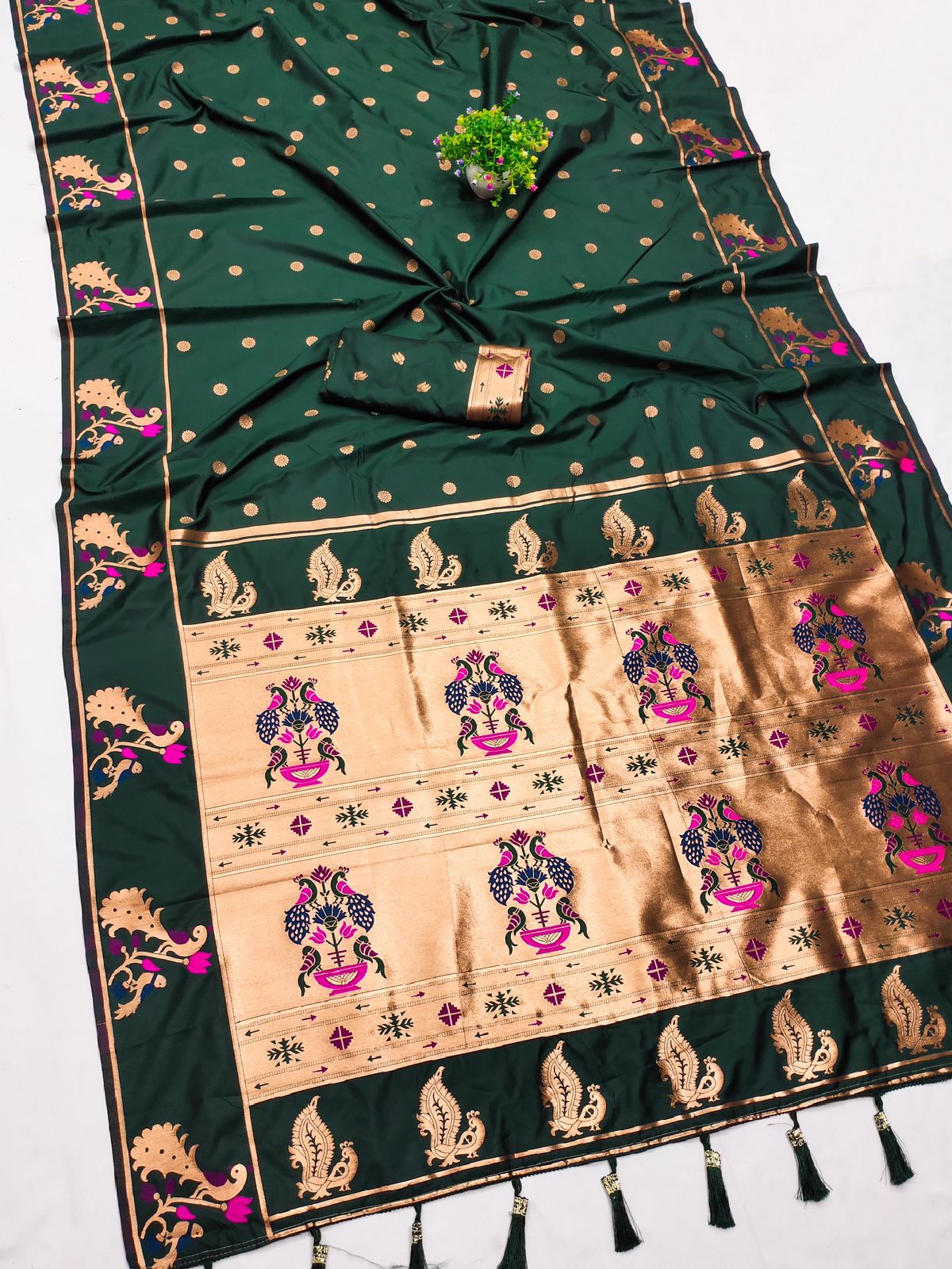 Inspiring Rama Paithani Silk Saree With Exceptional Blouse Piece