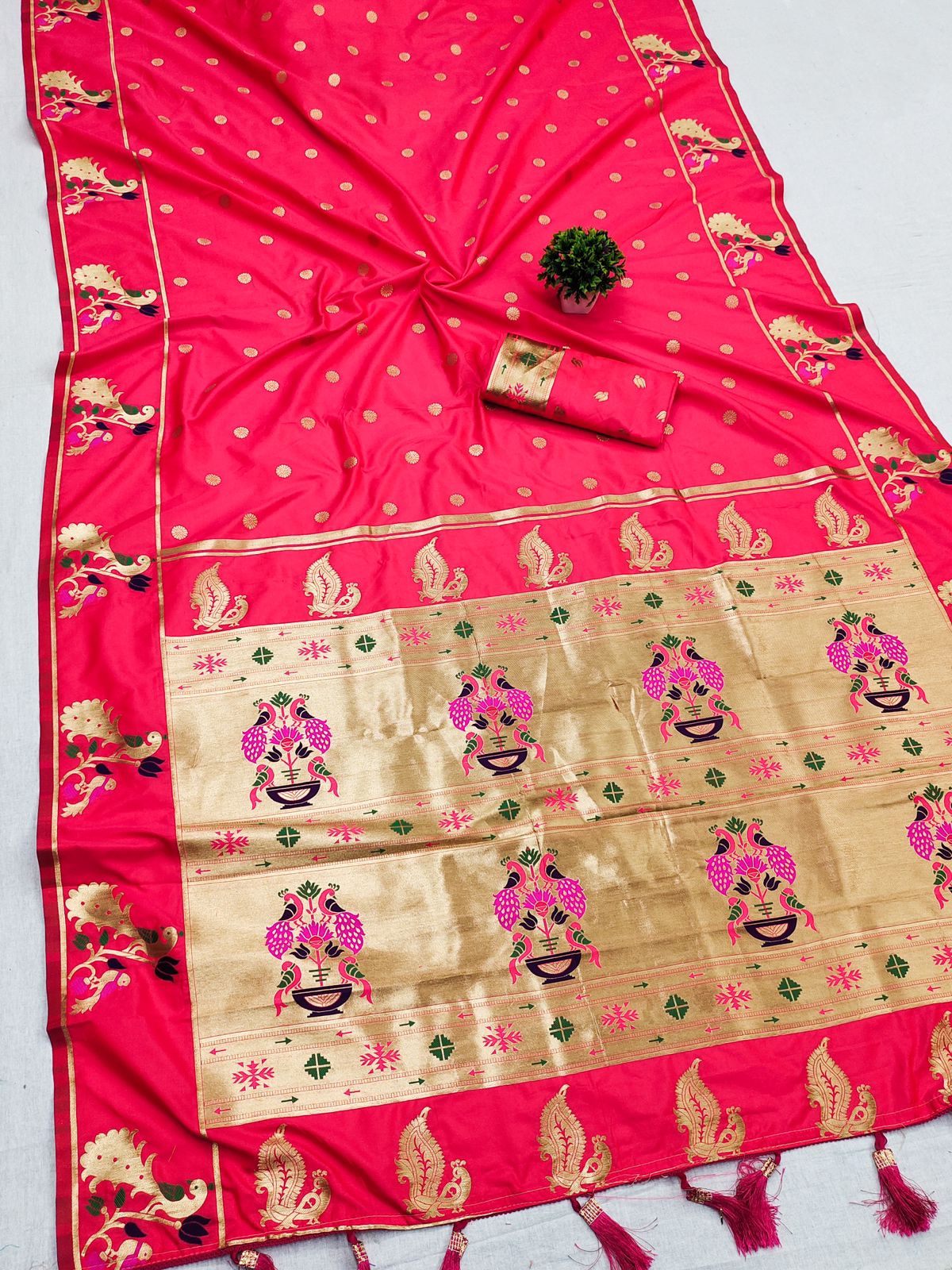 Stunner Pink Paithani Silk Saree With Flamboyant Blouse Piece