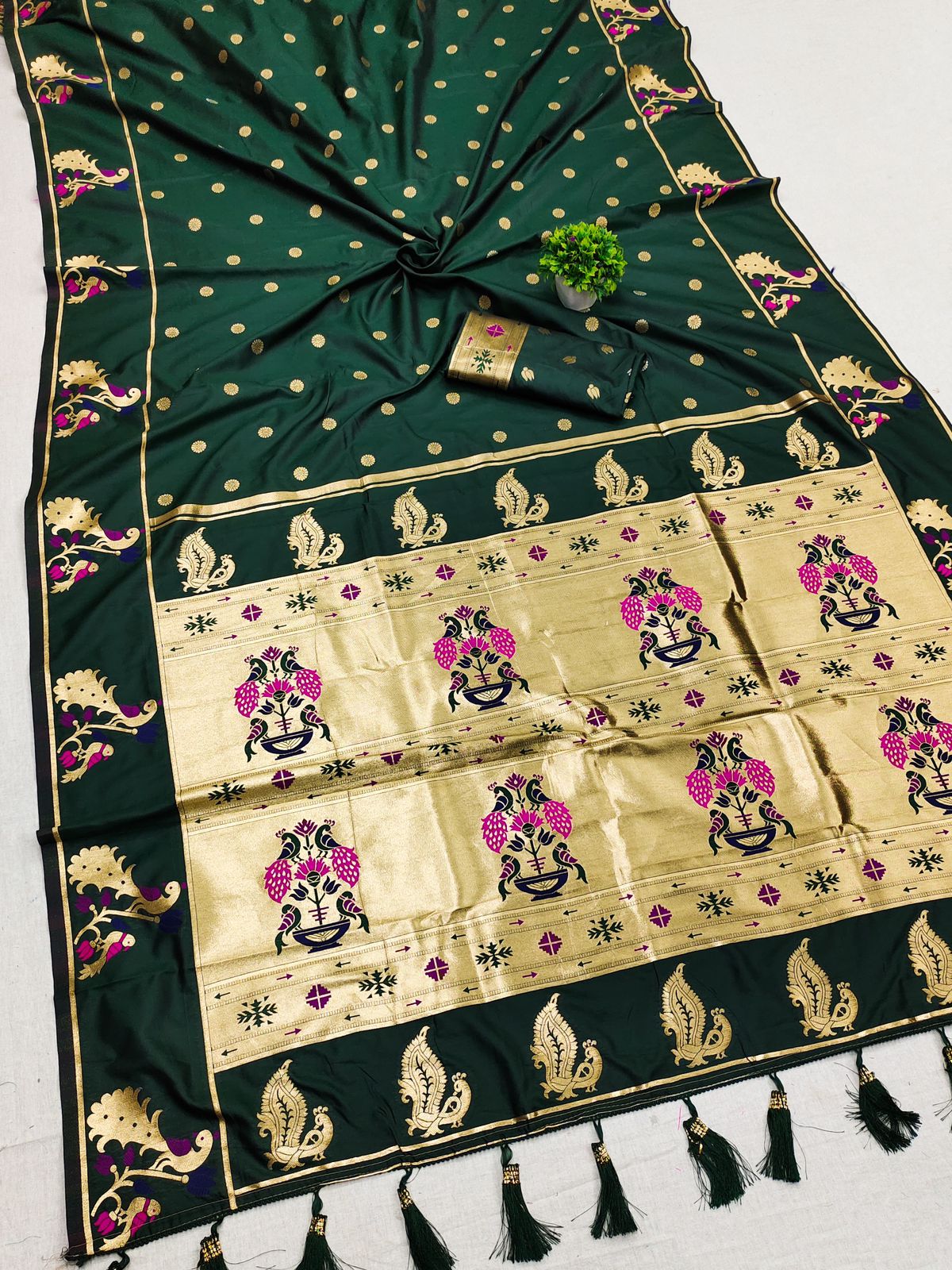 A glam Rama Paithani Silk Saree With Pleasant Blouse Piece