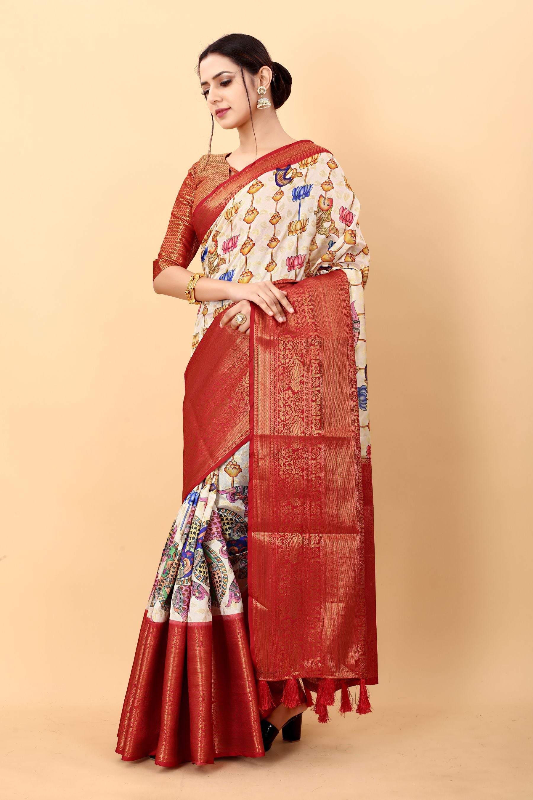 Desiring Beige Kalamkari Printed Saree With Outstanding Blouse Piece