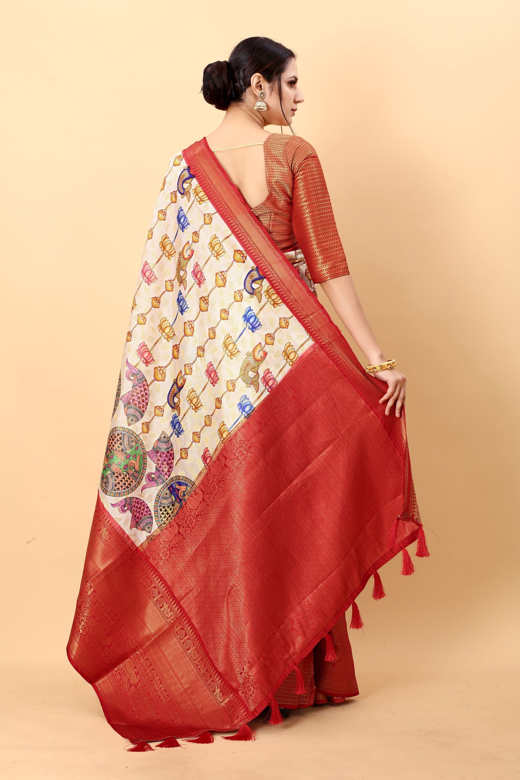 Desiring Beige Kalamkari Printed Saree With Outstanding Blouse Piece