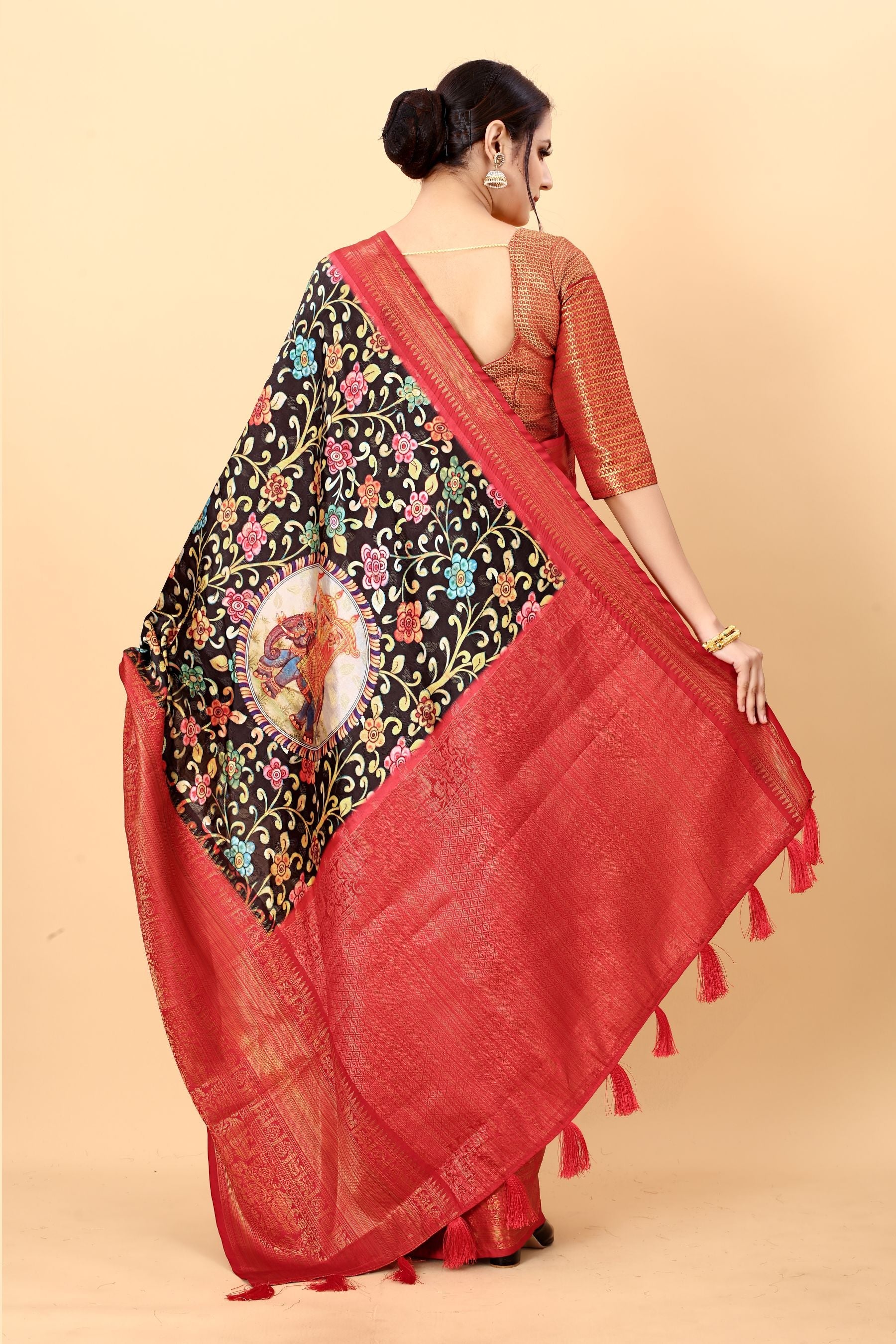 Surpassing Black Kalamkari Printed Saree With Gratifying Blouse Piece