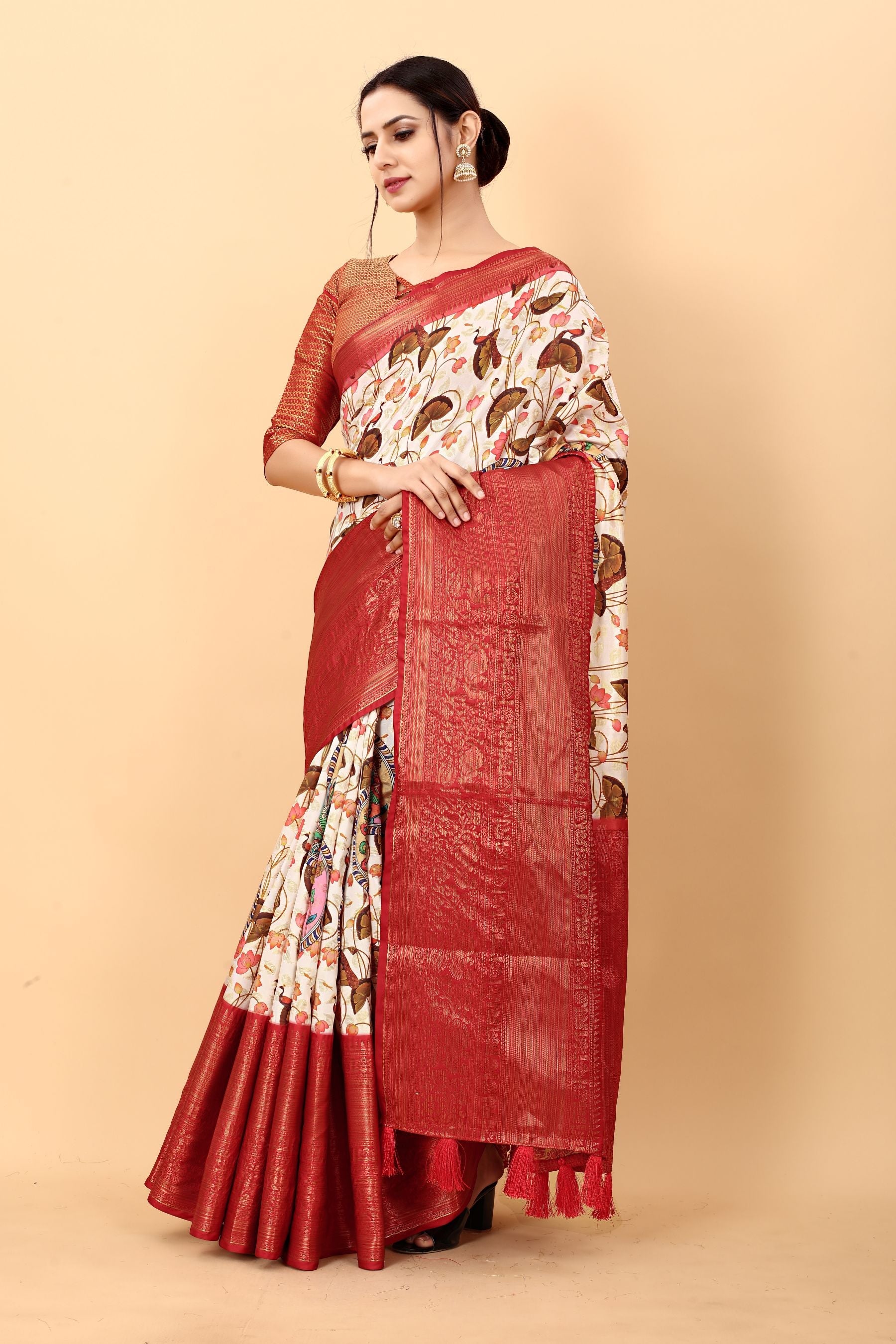 Smart Beige Kalamkari Printed Saree With Dazzling Blouse Piece