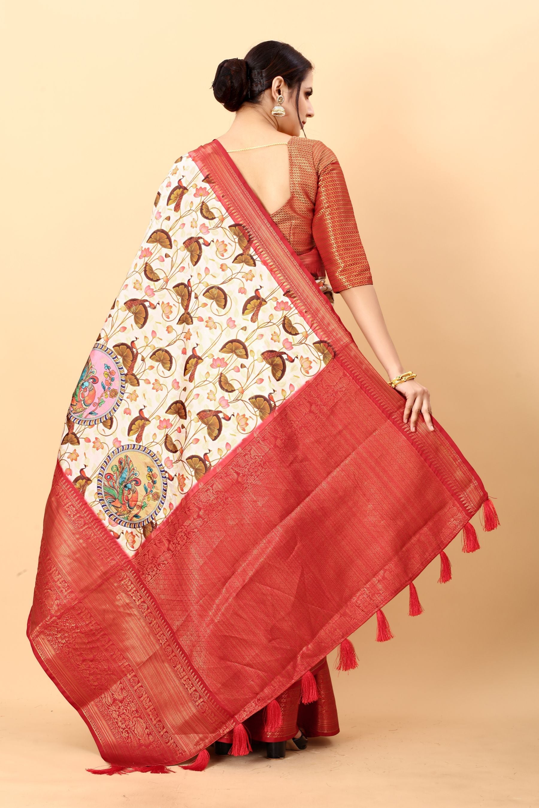 Smart Beige Kalamkari Printed Saree With Dazzling Blouse Piece