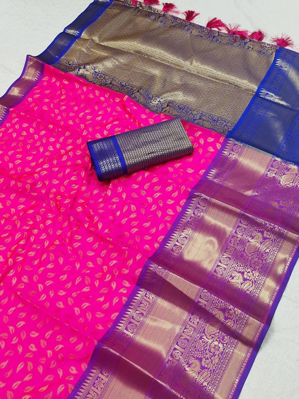 Easy on the eyes Pink Banarasi Silk Saree With Amiable Blouse Piece