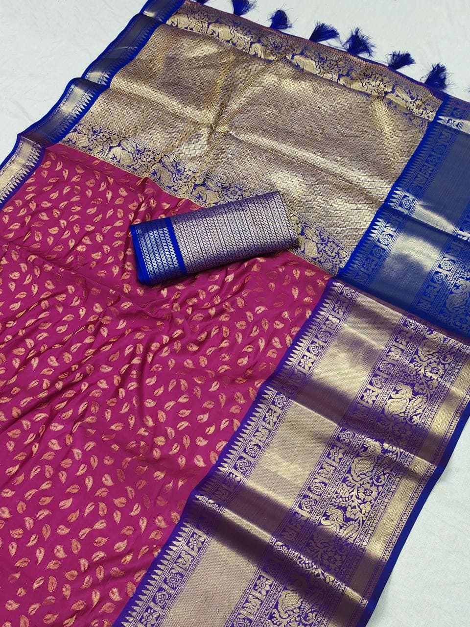 Transcendent Purple Banarasi Silk Saree With Gratifying Blouse Piece