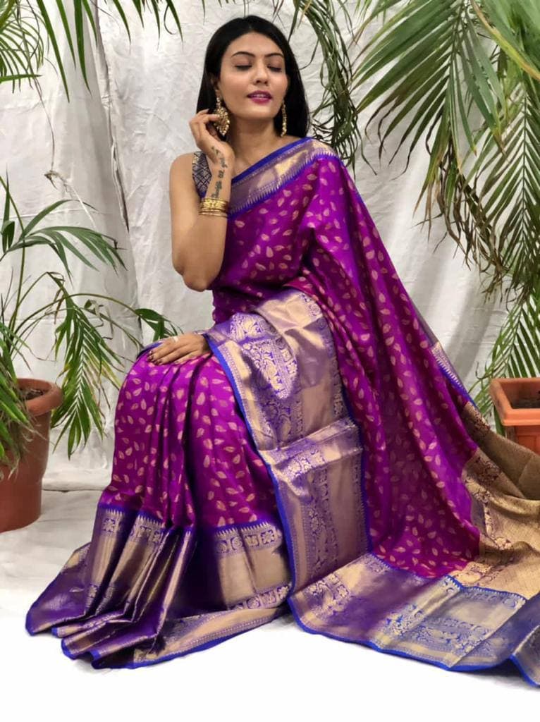 Transcendent Purple Banarasi Silk Saree With Gratifying Blouse Piece