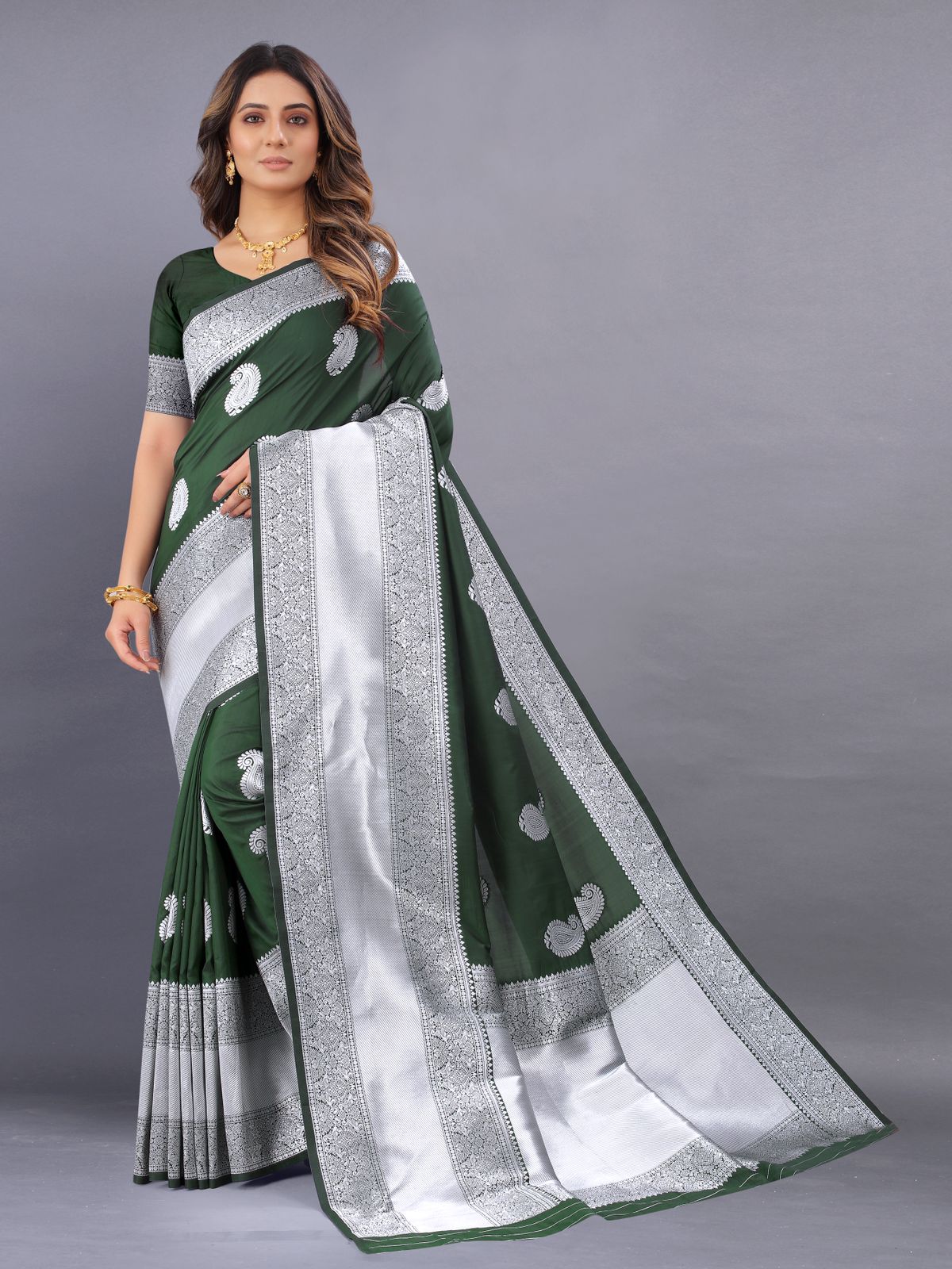 Incomparable Green Banarasi Silk Saree With Artistic Blouse Piece