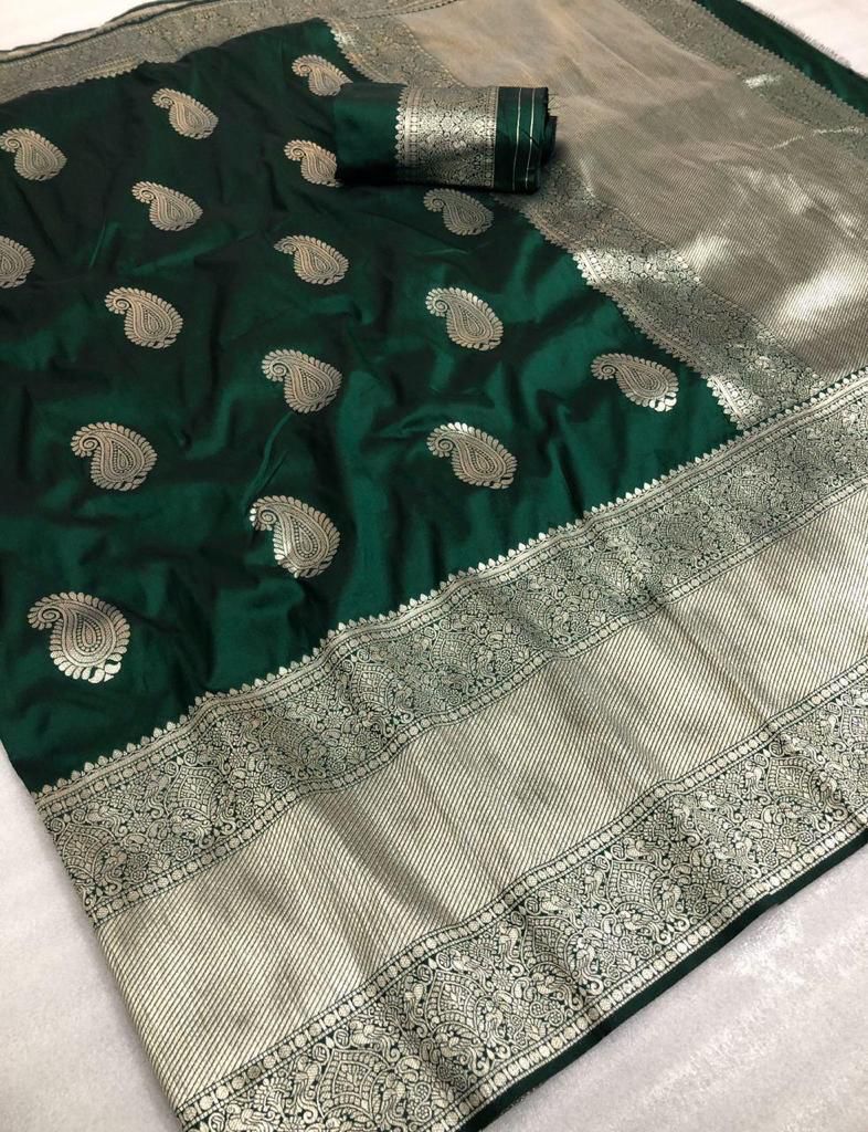 Incomparable Green Banarasi Silk Saree With Artistic Blouse Piece