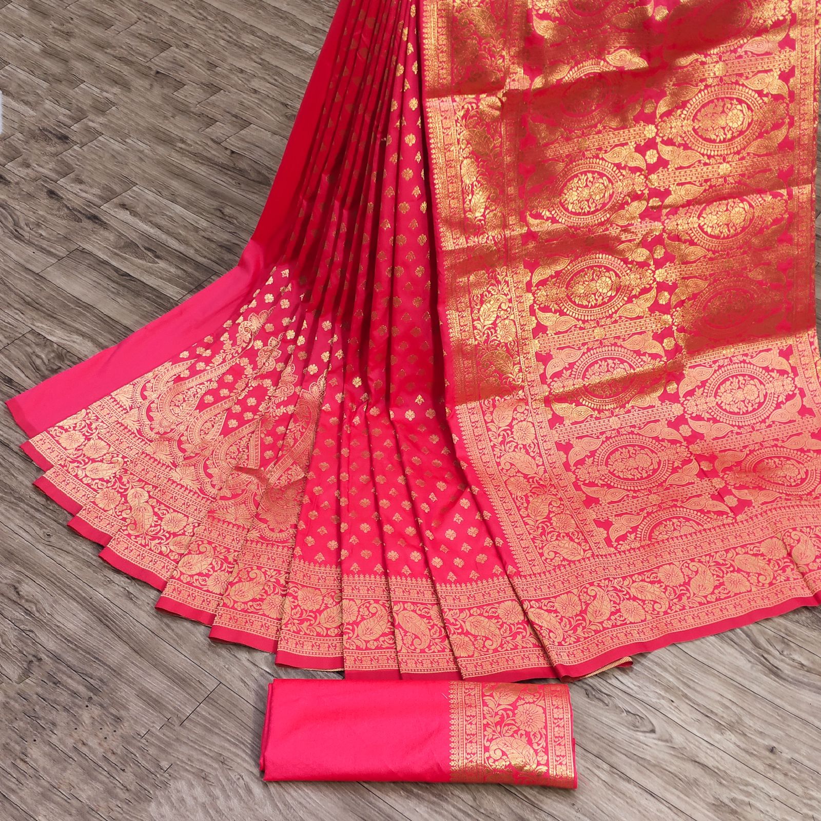 Dissemble Dark Pink Banarasi Silk Saree With Petrichor Blouse Piece