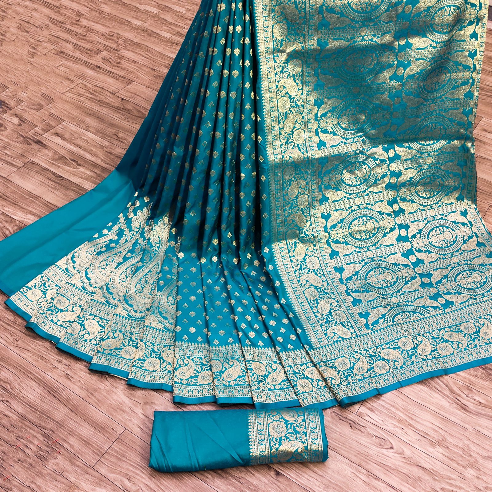 Exemplary Firozi Banarasi Silk Saree With Enigmatic Blouse Piece