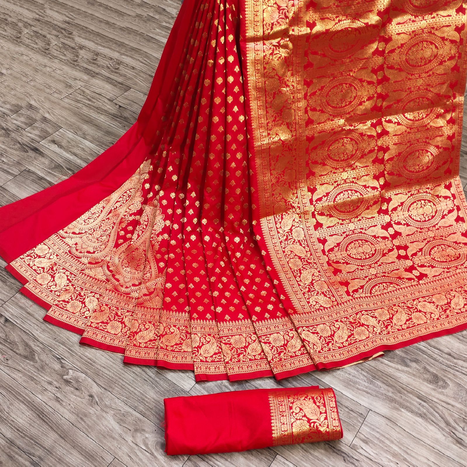 Pulsating Red Banarasi Silk Saree With Unequalled Blouse Piece