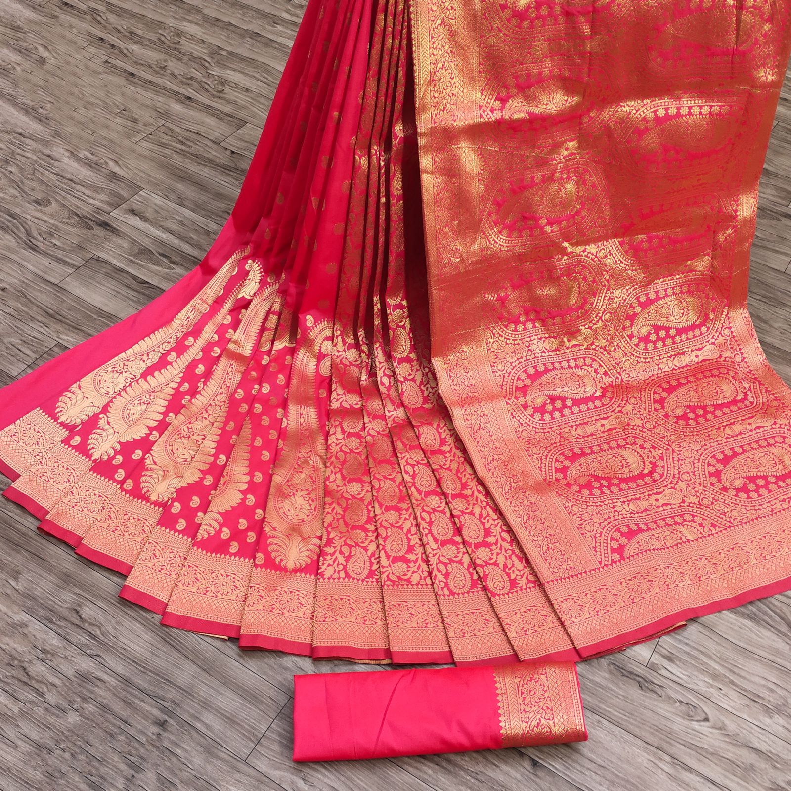 Effervescent Dark Pink Banarasi Silk Saree With Quintessential Blouse Piece