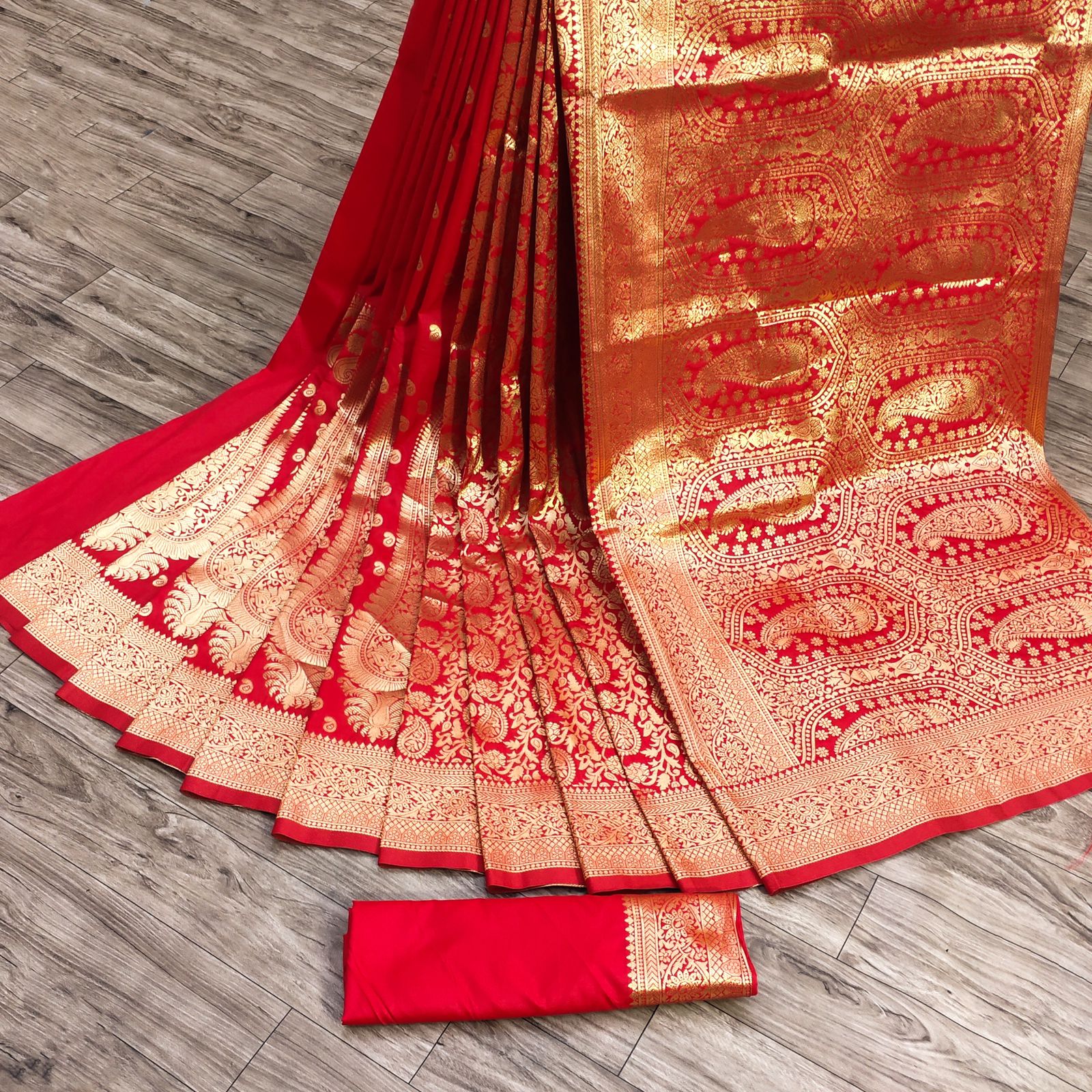 Aplomb Red Banarasi Silk Saree With Majestic Blouse Piece