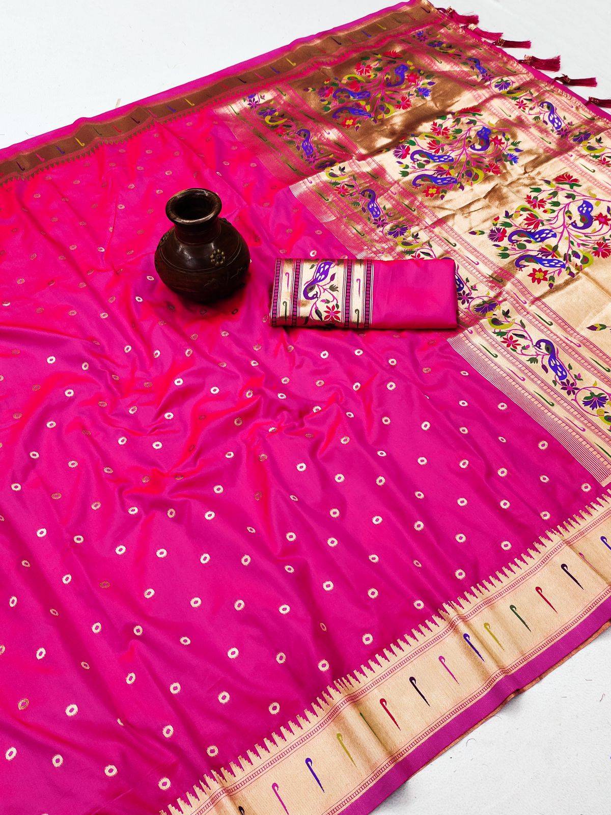 Beleaguer Dark Pink Paithani Silk Saree With Fugacious Blouse Piece