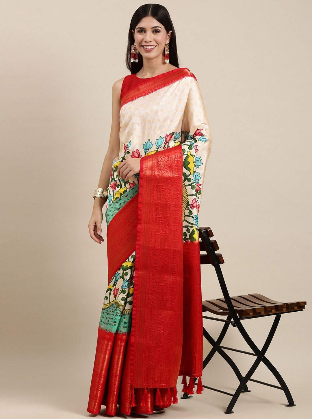 Intricate Beige Kalamkari Printed Saree With Capricious Blouse Piece