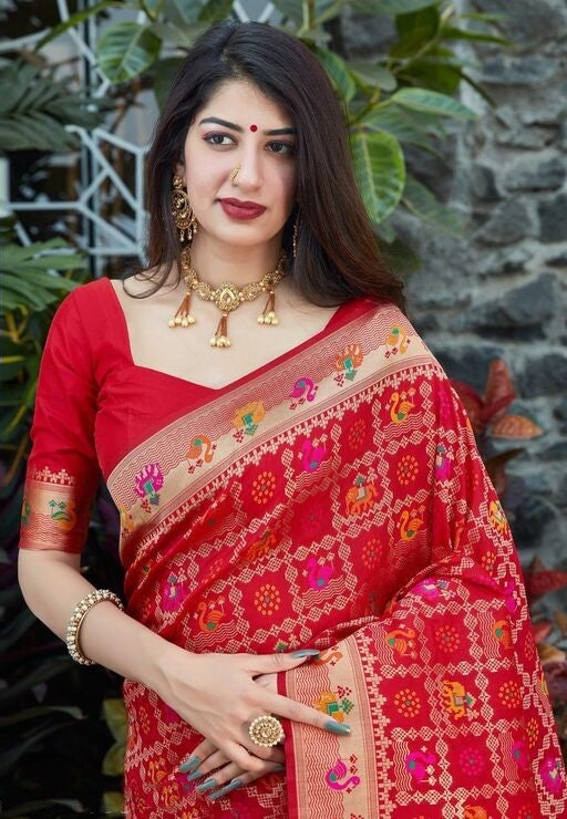 Scrupulous Red Soft Banarasi Silk Saree With Engrossing Blouse Piece