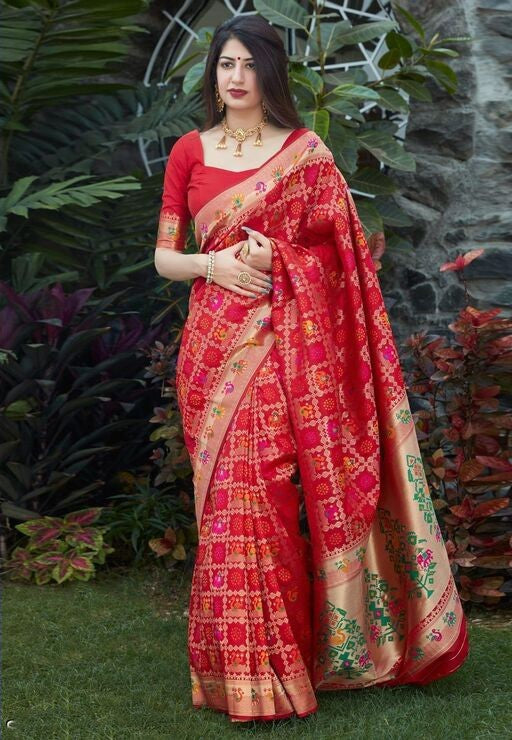 Scrupulous Red Soft Banarasi Silk Saree With Engrossing Blouse Piece