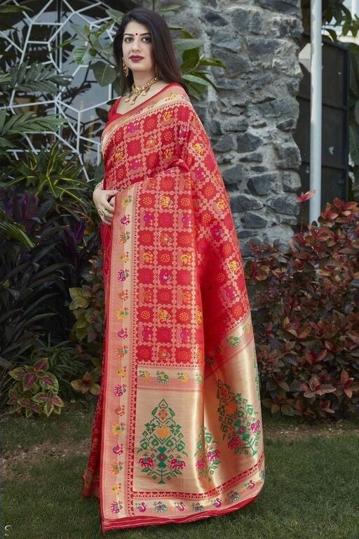 Scrupulous Red Soft Banarasi Silk Saree With Engrossing Blouse Piece