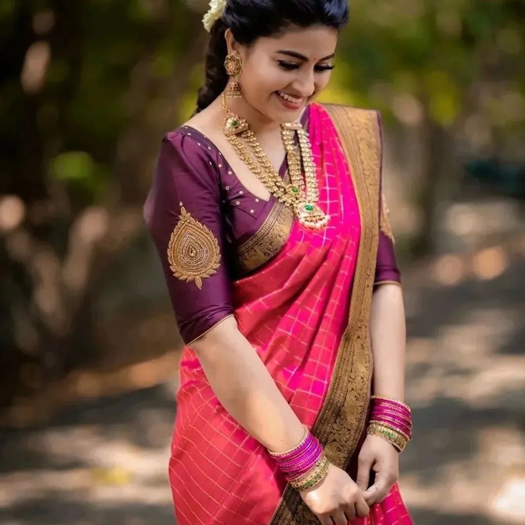 Angelic Pink Soft Silk Saree With Comely Blouse Piece