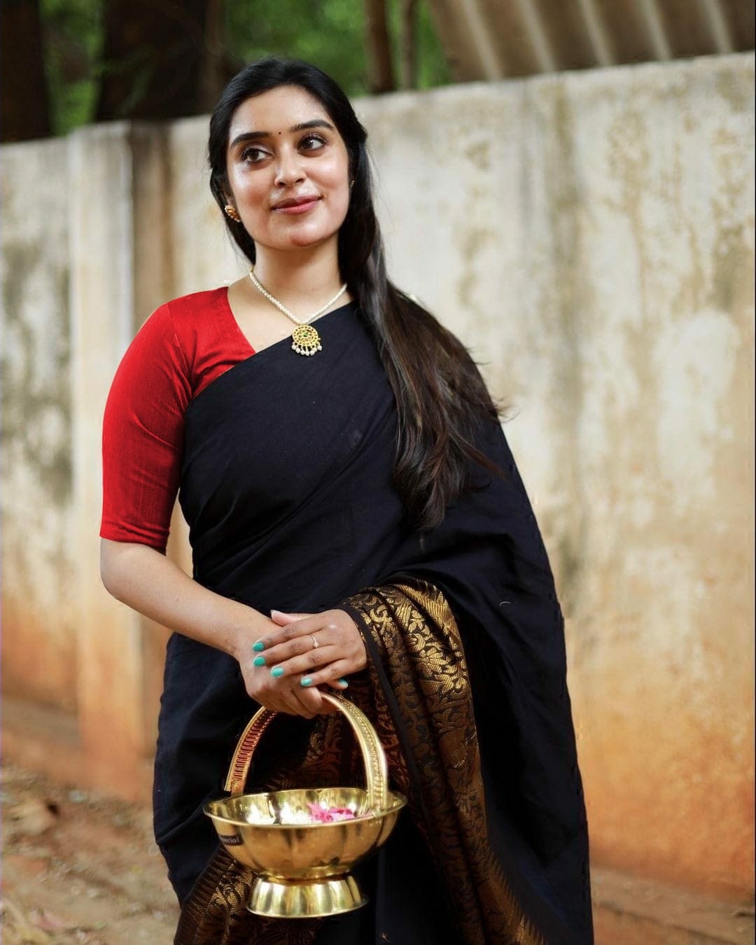 Flamboyant Black Soft Silk Saree With Delightful Blouse Piece