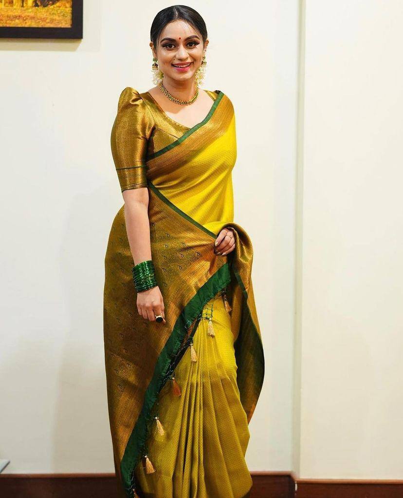 Beleaguer Yellow Soft Silk Saree With Chatoyant Blouse Piece