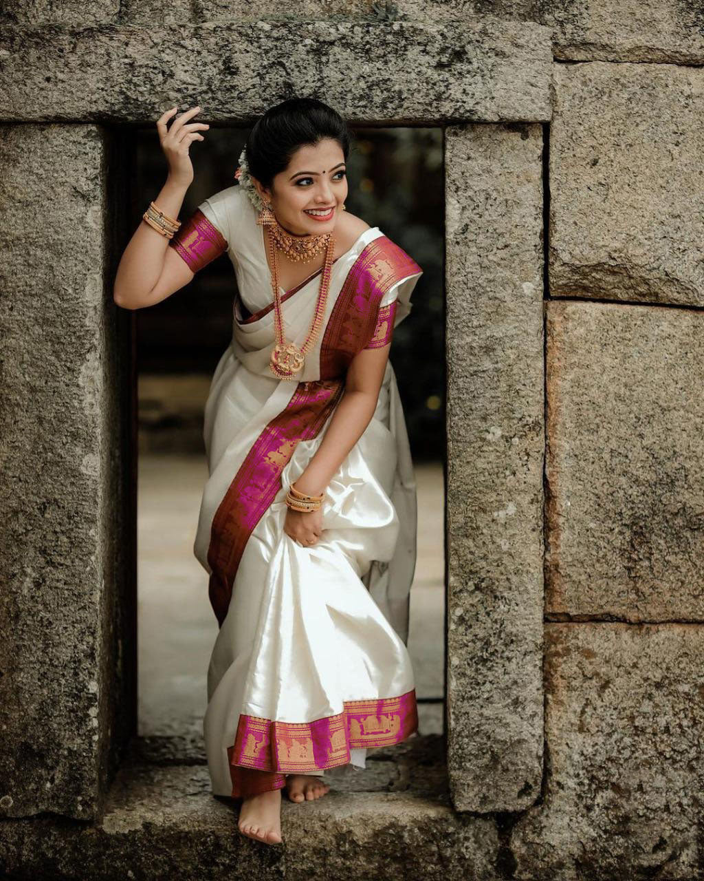 Vestigial White Soft Silk Saree With Devastating Blouse Piece